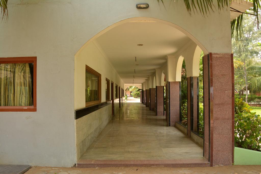 Sea Breeze Beach Resort مهاباليبورام المظهر الخارجي الصورة