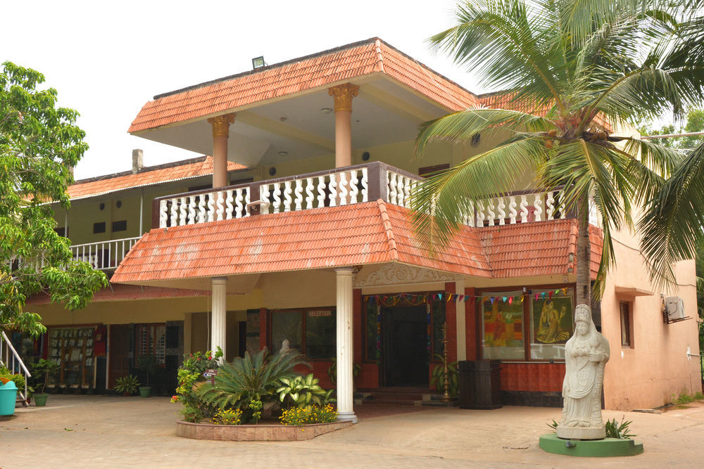 Sea Breeze Beach Resort مهاباليبورام المظهر الخارجي الصورة