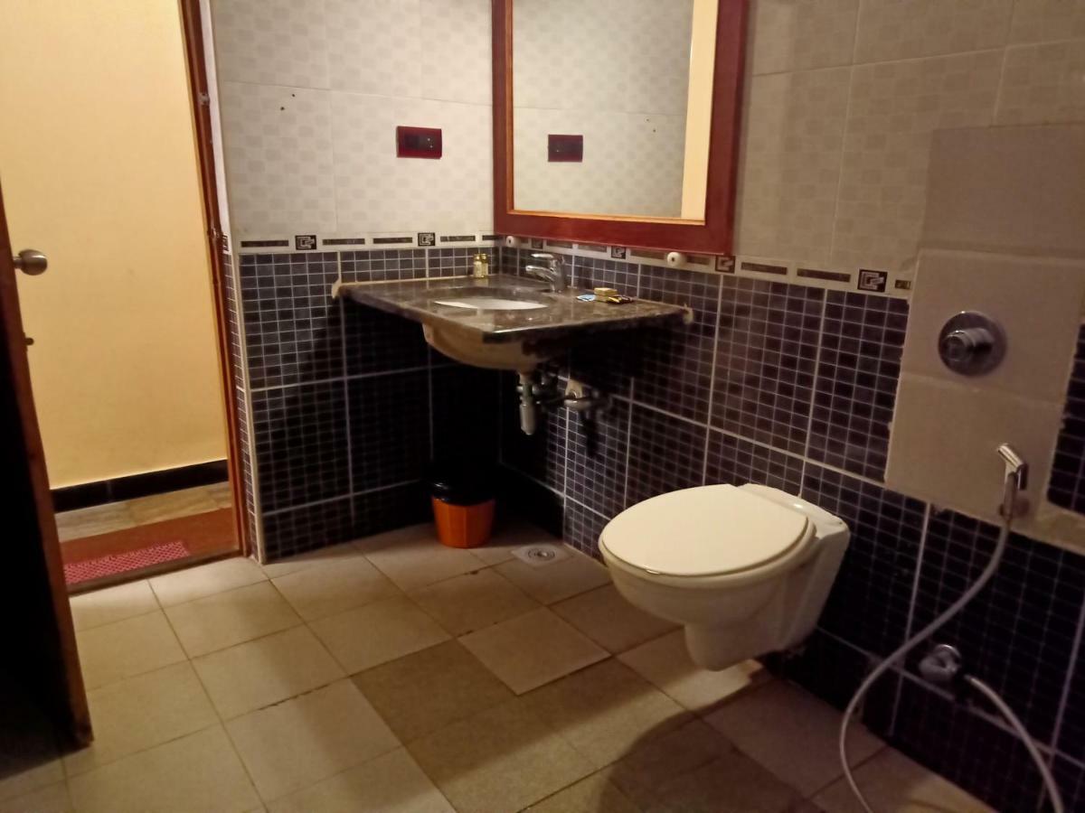 Sea Breeze Beach Resort مهاباليبورام المظهر الخارجي الصورة